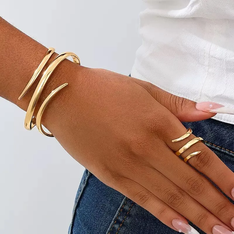 Set di Gioielli con Bracciale e Anello Aperto a 3 Strati in Metallo Intagliato per Donna Minimalista Geometrico Placcato Oro Argento