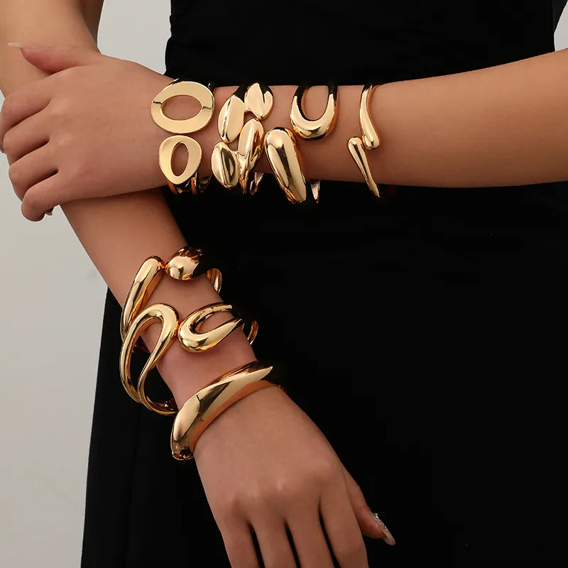 Bracciale Rigido in Lega Minimalista a Onde Irregolari per Donna Set di Gioielli con Bracciale e Collana in Metallo Lucido Galvanico