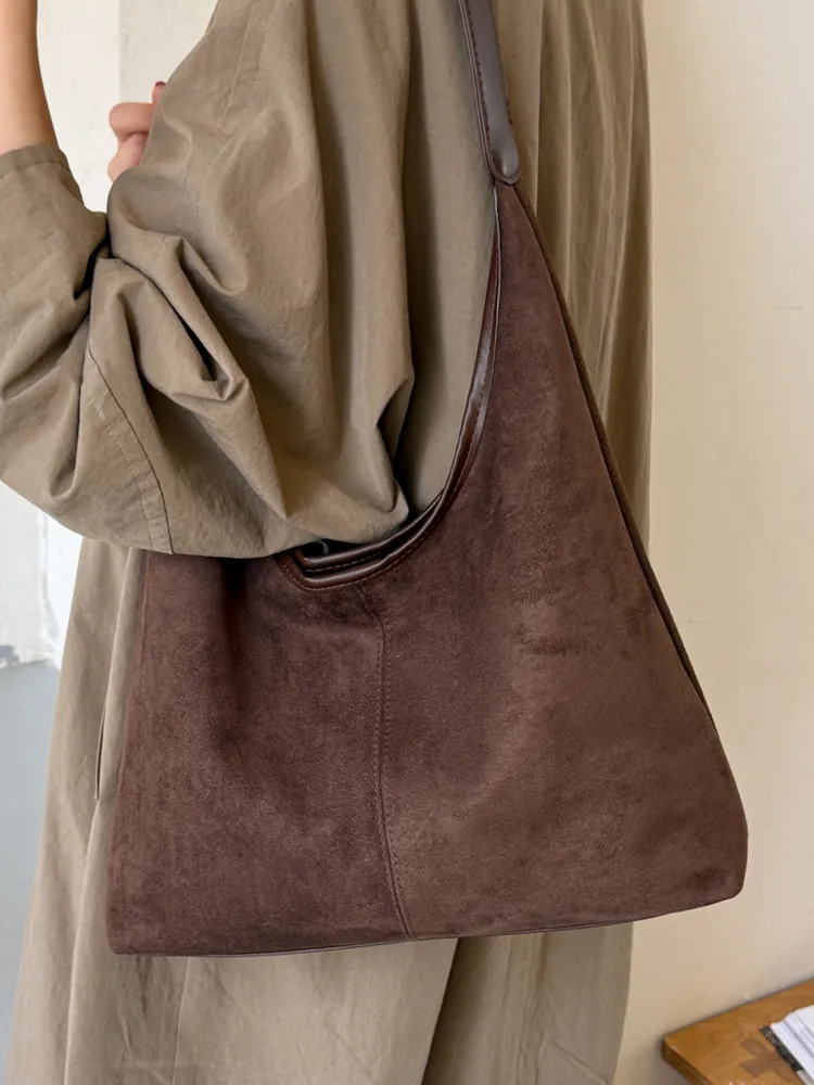 Vintage Suede Tragetasche für Damen Großes Fassungsvermögen Minimalistische Hobo Tasche Retro Braune Schultertasche Pendeltasche