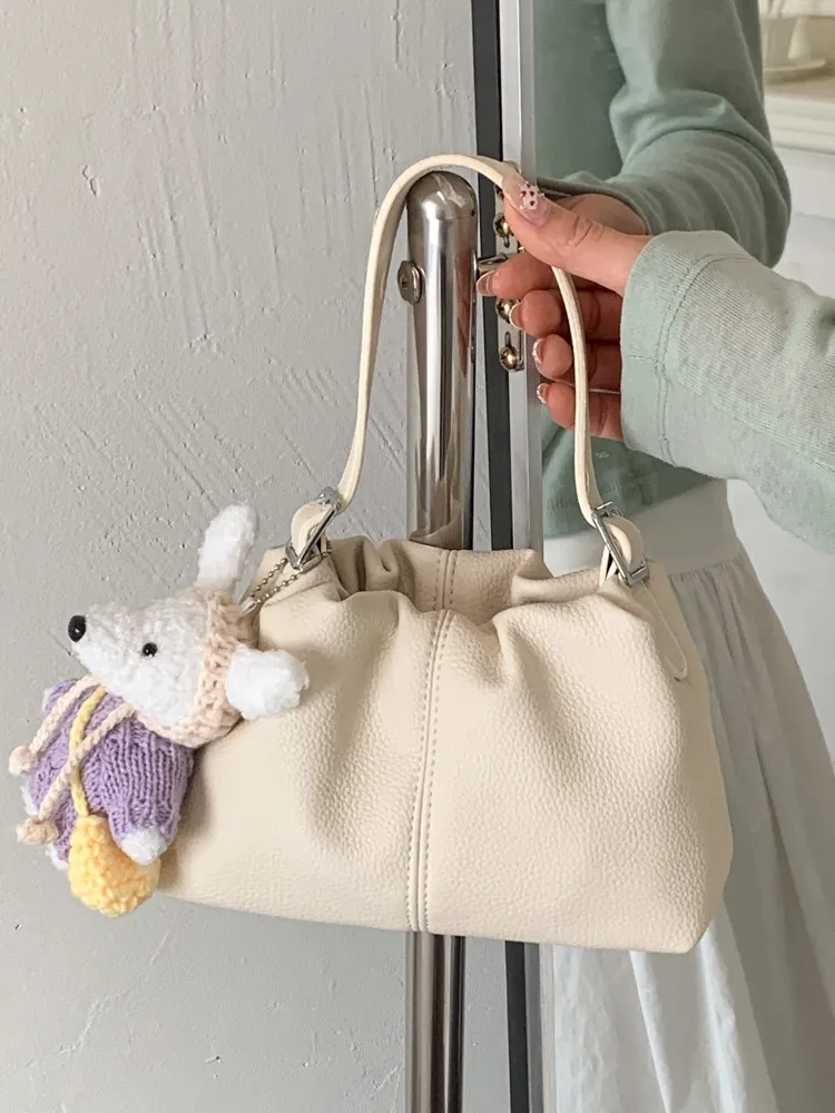 Bolso Bombonera de Cuero PU de Moda para Mujer Bolso de Hombro Plisado Con Colgante de Peluche Bolso de Mano Pequeño de Alta Gama