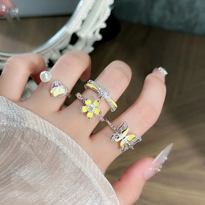 Exquisitos Anillos Abiertos De Esmalte Amarillo Con Flores Y Mariposas Para Mujer Estilo Francés Corazón Perla Artificial Cobre