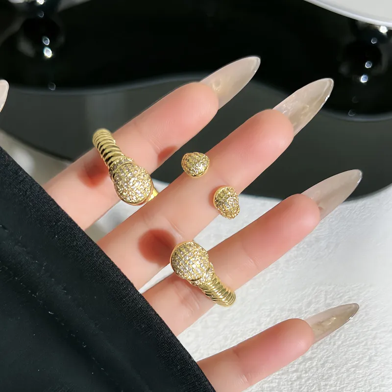 Set di Gioielli Con Bracciale Aperto in Cavo Intrecciato di Metallo di Lusso Vintage e Anello Regolabile Sferico Con Micro Pavé di Strass da Donna