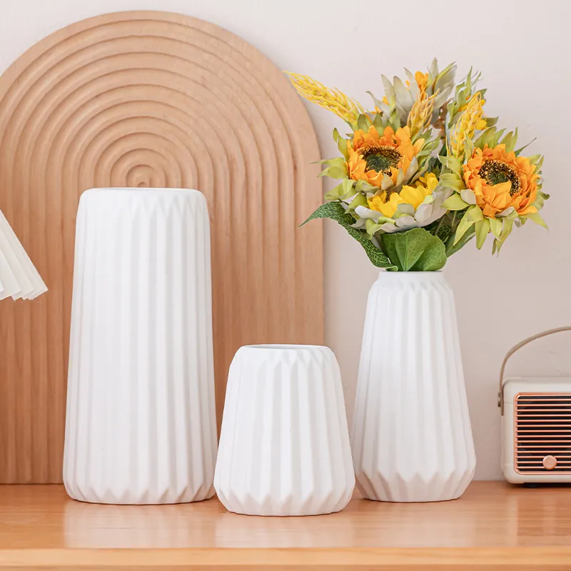 Vase en Céramique Blanche Minimaliste Moderne Style Nordique Rayures Géométriques Origami Plissé Pot de Fleur Décoratif pour Maison Salon Bureau