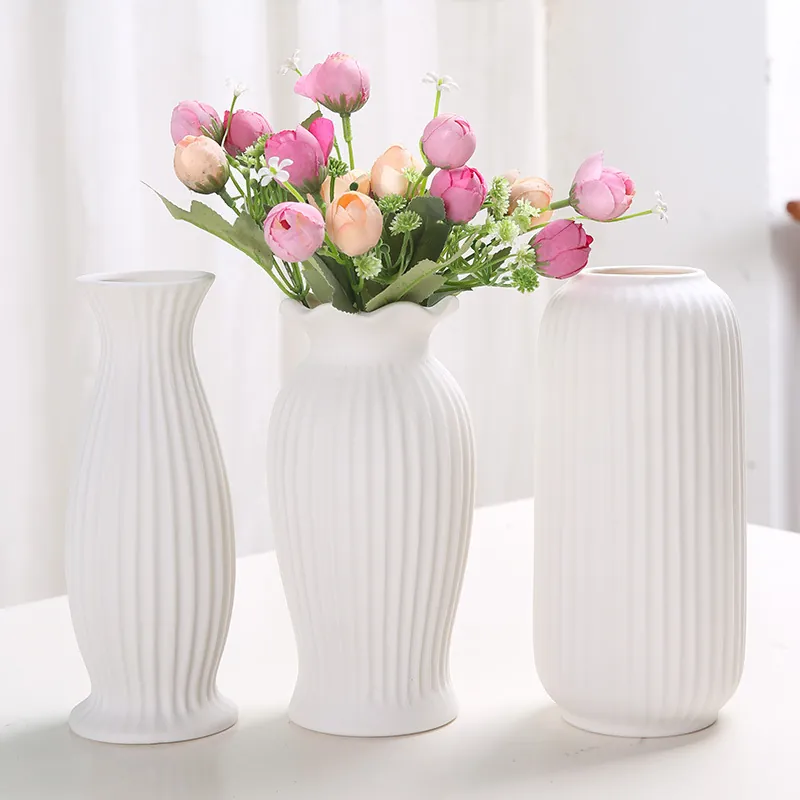 Nordische Weiße Keramik Gerippte Blumenvase Moderne Minimalistische Matte Gestreifte Vase Für Hydroponik Trockenblumen Deko