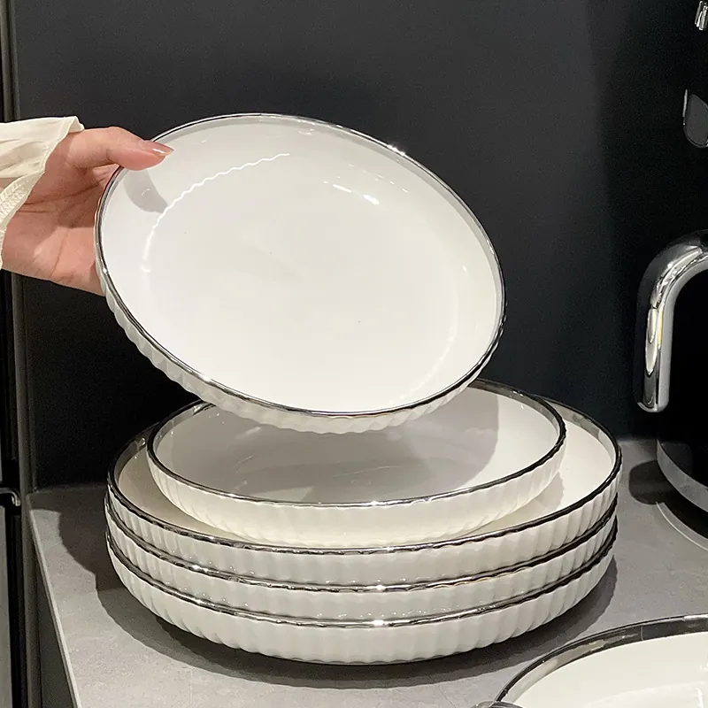 Assiette Plate Ronde en Céramique Blanche Minimaliste Moderne Avec Bordure Argentée Texture Côtelée Verticale Assiette de Porcelaine pour Salade Petit-Déjeuner Pâtes Cuisine Restaurant