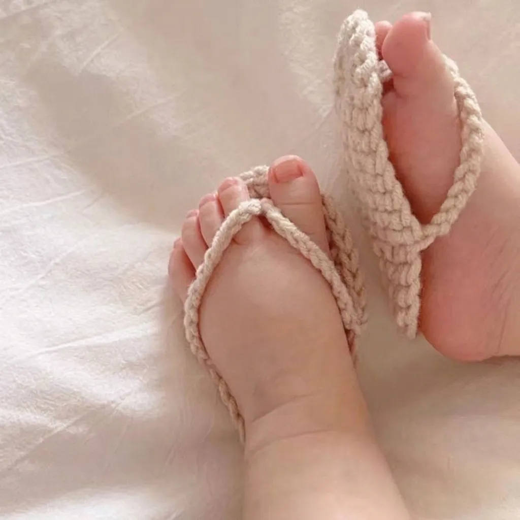 Handgemachte Häkel-Neugeborenen-Fotografie-Requisite Mini-Flip-Flops Baby-Garn-Strickschuhe Kleinkind-Fotoshooting-Kostüm-Dekor