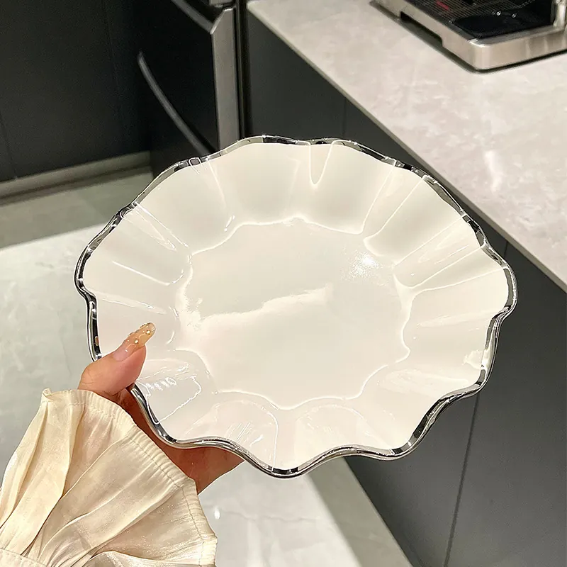 Assiette en Céramique à Bord Festonné Avec Bordure Argentée Assiette Plate Ronde Blanche Pour Restaurant Maison Moderne
