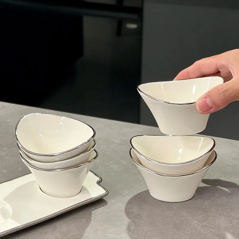 Piatto per Snack in Ceramica Creativa a Forma di Yuanbao Con Bordo Argento Galvanizzato Design Moderno Minimalista Lingotto per Antipasti e Salse per Casa Festa Cucina