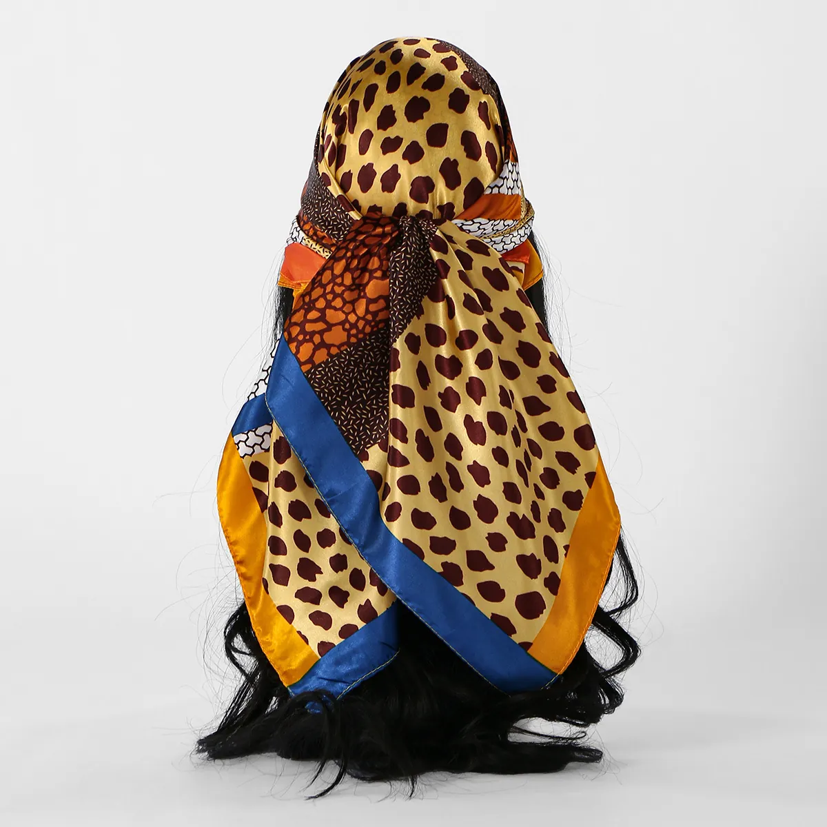 Carré de Soie Satiné à Imprimé Léopard pour Femme Foulard de Mode Protection Solaire Foulard pour Cheveux Sensation Soie Polyester Imprimé