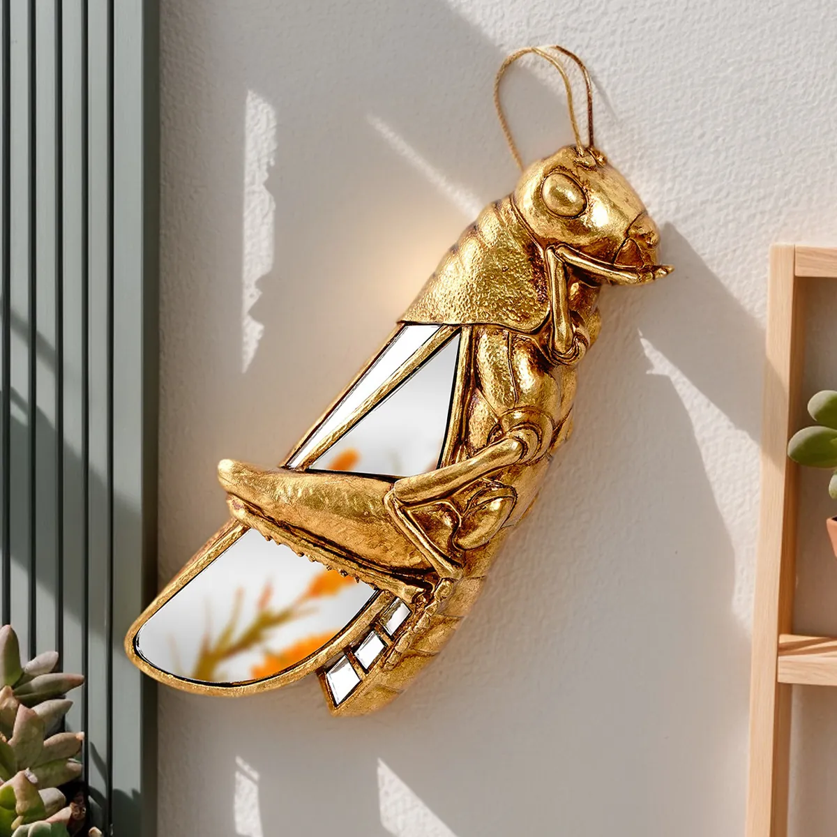 Décoration Murale Créative en Résine Dorée en Forme de Criquet Sculpture de Sauterelle Avec Incrustation de Miroir Art Mural Moderne pour Maison