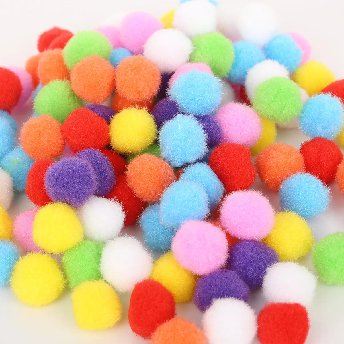 Pompones de Poliéster Multicolor para Manualidades DIY Jardín de Infantes Materiales Creativos Hechos a Mano Bolas de Peluche de Colores para Navidad Niños