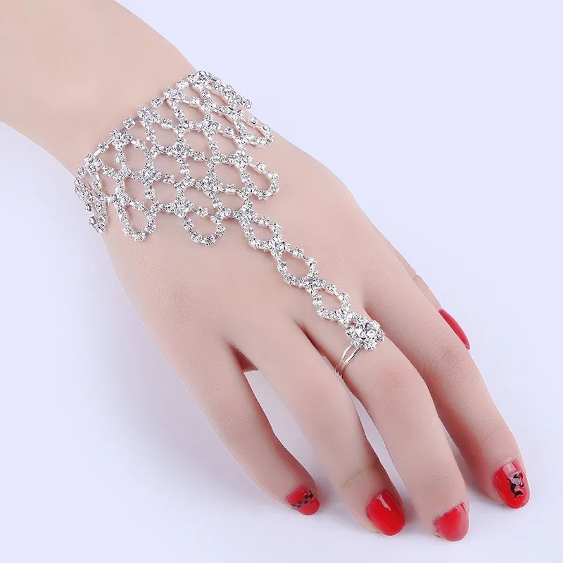Bracelet Relié à Une Bague en Strass pour Femmes Bracelet Chaîne de Main en Alliage Incrusté Bijoux de Mariage Fête