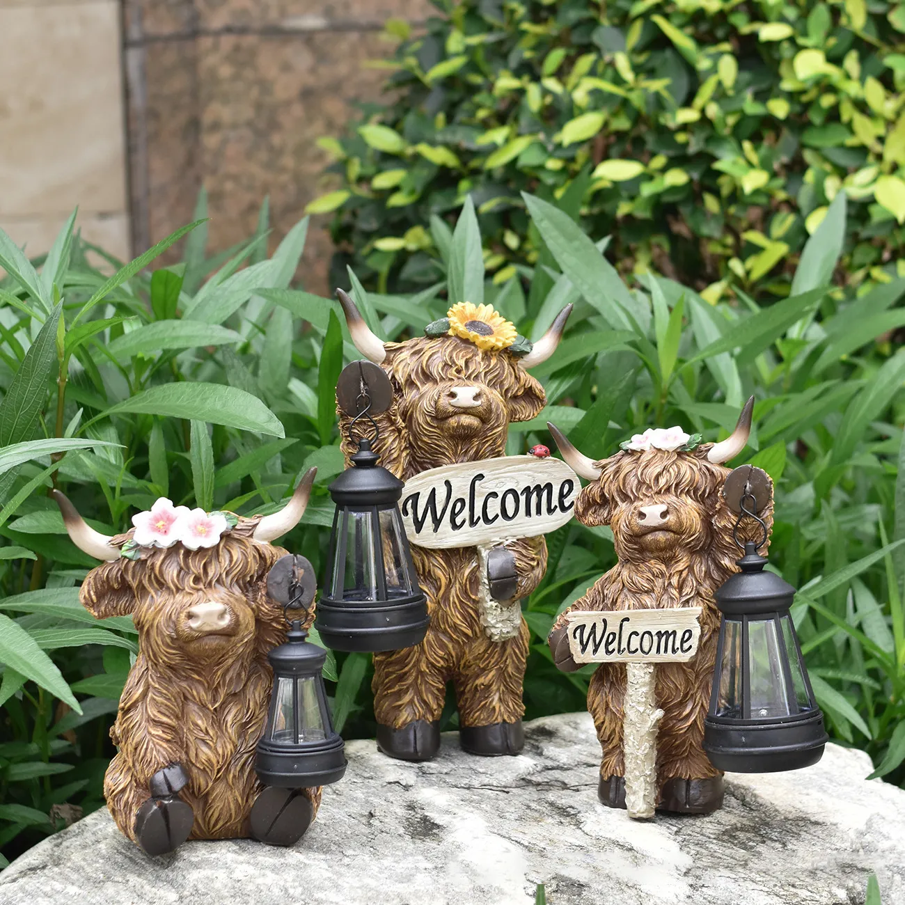 Solar Highland Cow Garden Statue Resin Yak Ornament With Lantern Welcome Sign Waterproof Outdoor Patio Yard Art Decoration Sculpture