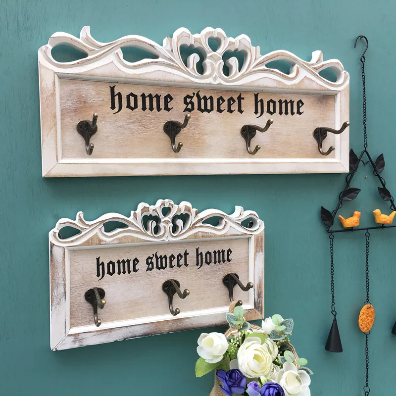 Amerikanische Vintage Wandhakenleiste in Distressed-Weiß mit geschnitztem Blumenmuster Metallhaken für Mantel Tasche Dekorativ