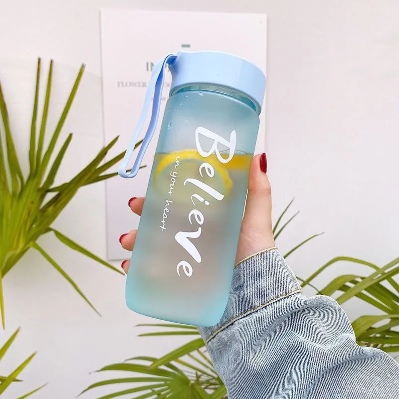 Gourde en Plastique PS Mat Minimaliste de 600ml Avec Lanière Tasse de Sport Portable Antifuite pour Étudiants Hommes Femmes Bureau Extérieur