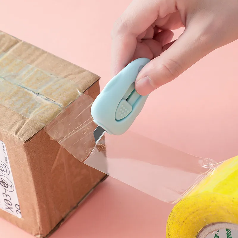 Schattig Cartoon Mini Cuttermesser Tragbar Doosopener Intrekbaar Zakmes Voor Karton Snijden Ambacht Kantoor Studenten Kantoorbenodigdheden