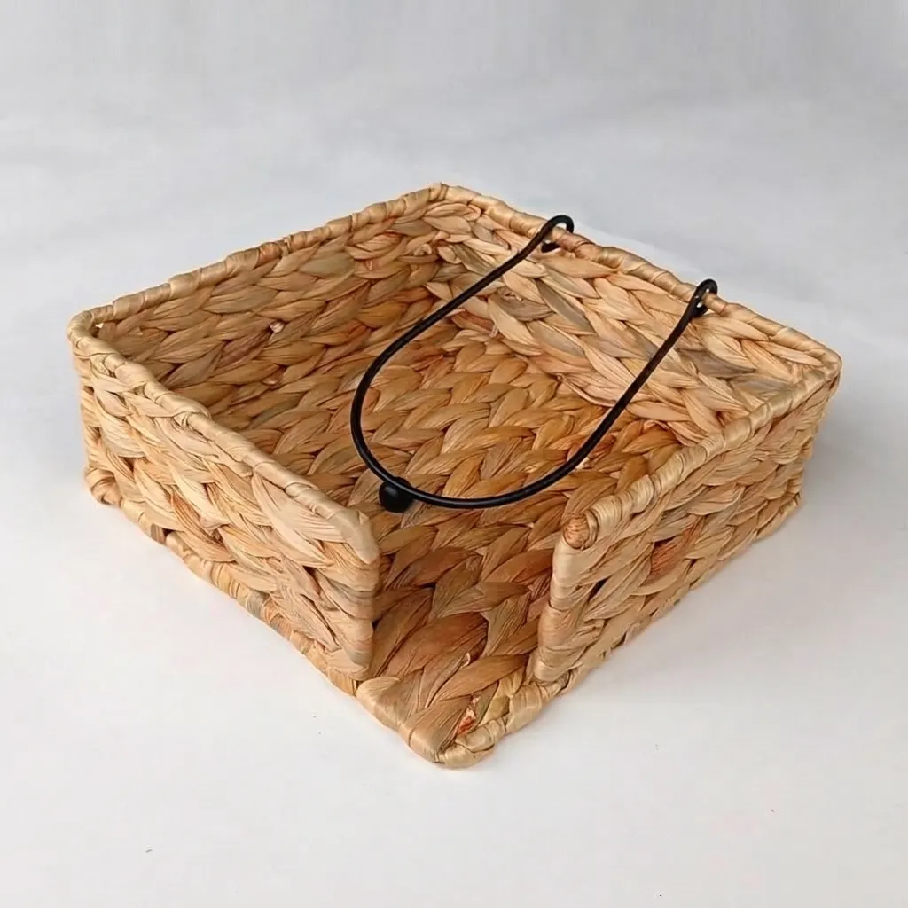 Soporte de Papel Tejido a Mano Cuadrado de Jacinto de Agua Con Brazo de Metal con Peso Cesta de Servilletas de Paja Natural para Mesa