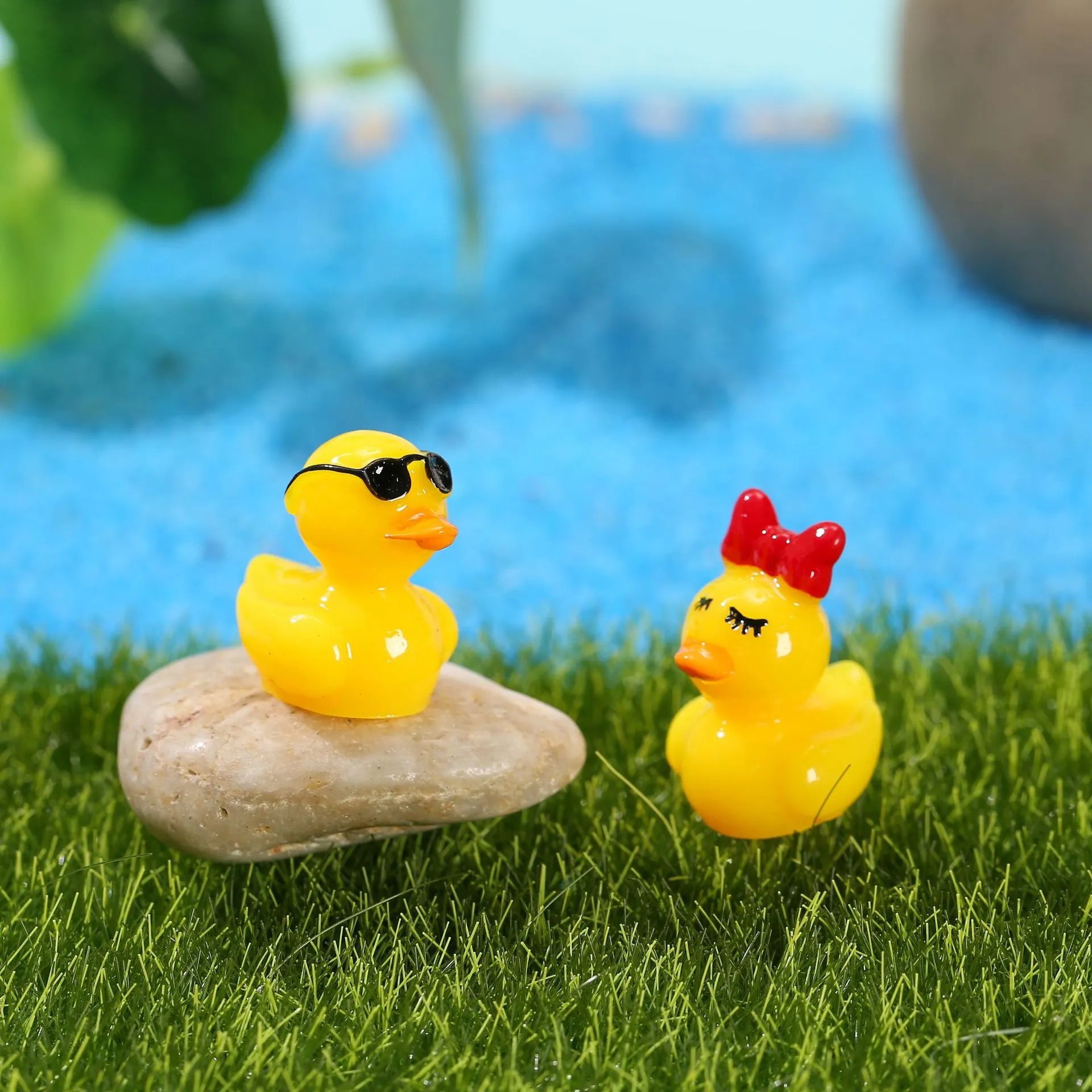 Cute Couple Duck Resin Figurine Miniature Micro Landscape Decoration Yellow Animal Statue With Sunglasses And Bow Desktop Decor