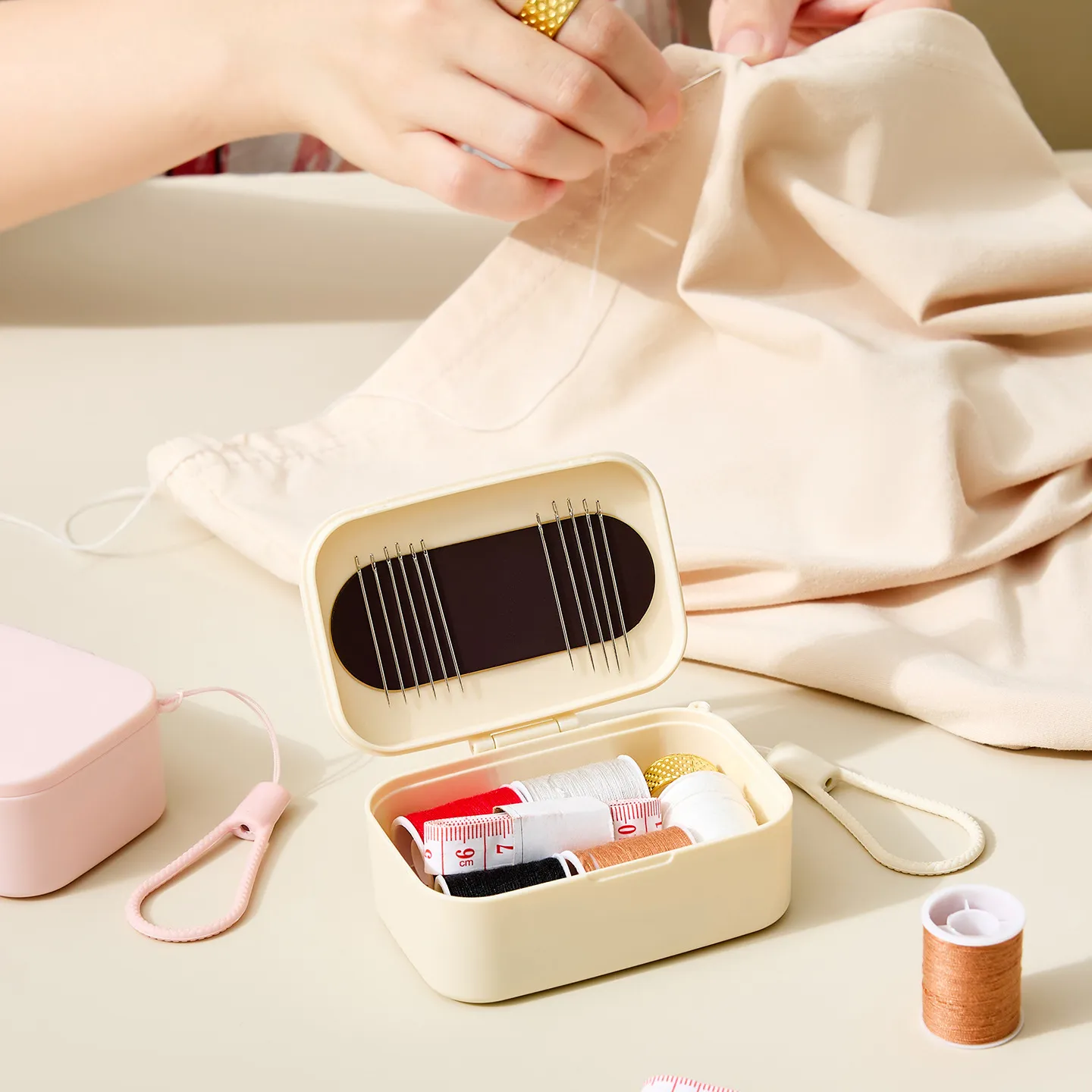 Boîte à Couture en Plastique Portable Avec Porte-Aiguille Magnétique Boîte de Rangement Portable Pour Maison DIY