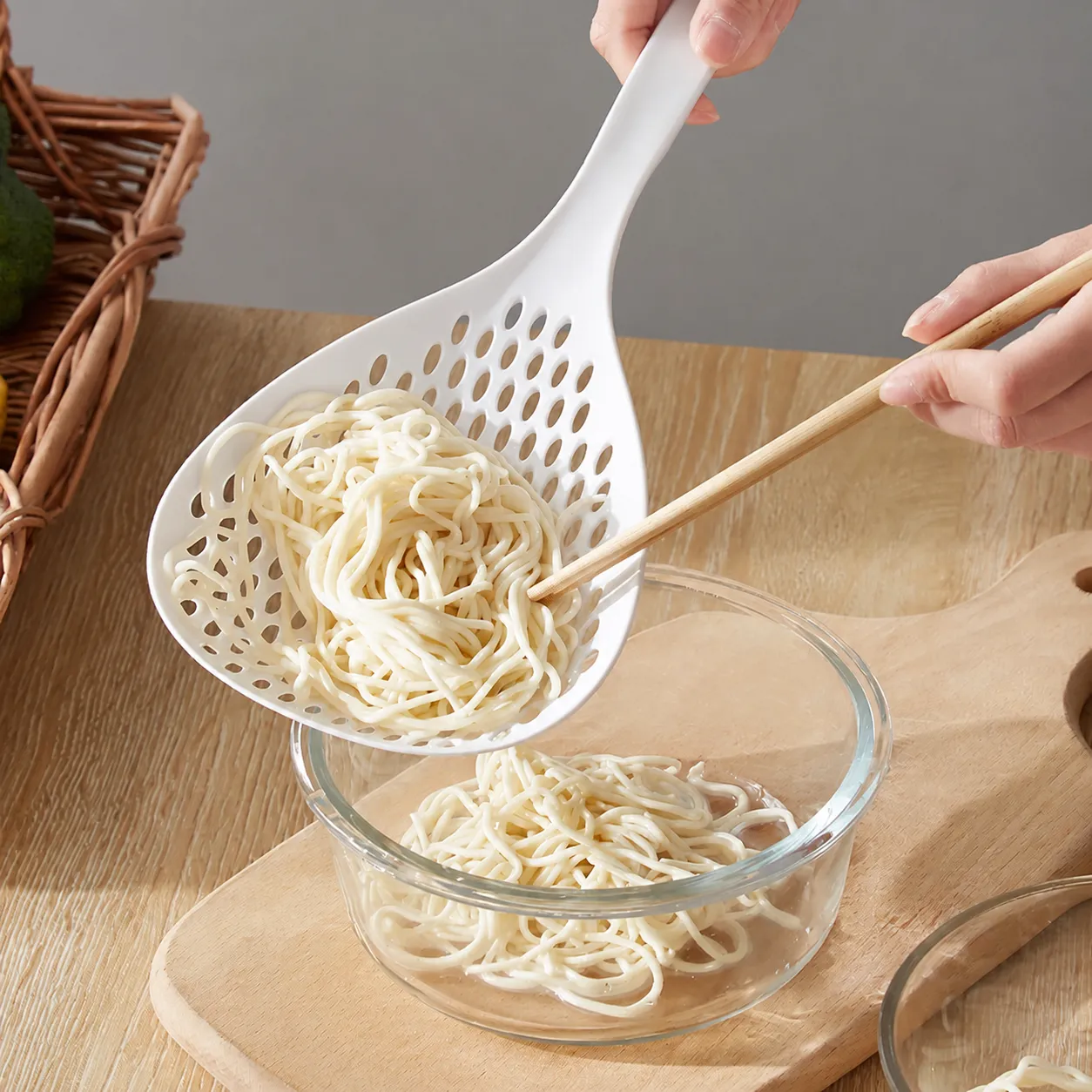 Long Handle Plastic Colander Large Kitchen Strainer Household Noodle Dumpling Draining Spoon Food Filter Kitchen Tool