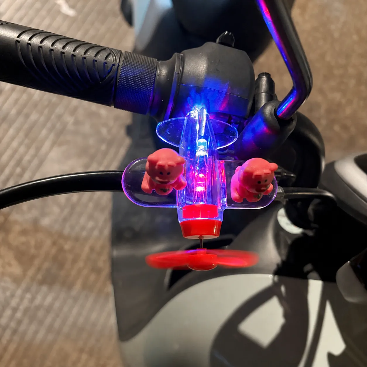 Auto Aereo Girevole Luminoso Alimentato dal Vento Casco per Bici Mulino a Vento Luce Orso dei Cartoni Animati Simpatica Decorazione Accessori Interni