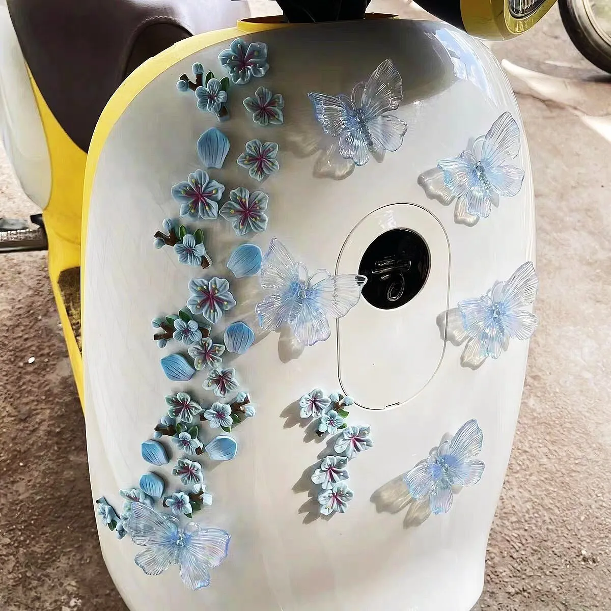 Sticker de Voiture Papillon Bleu Iridescent 3D Fleurs de Pêcher Décalcomanie Carrosserie Véhicule Électrique Cache-Rayures Accessoires Auto