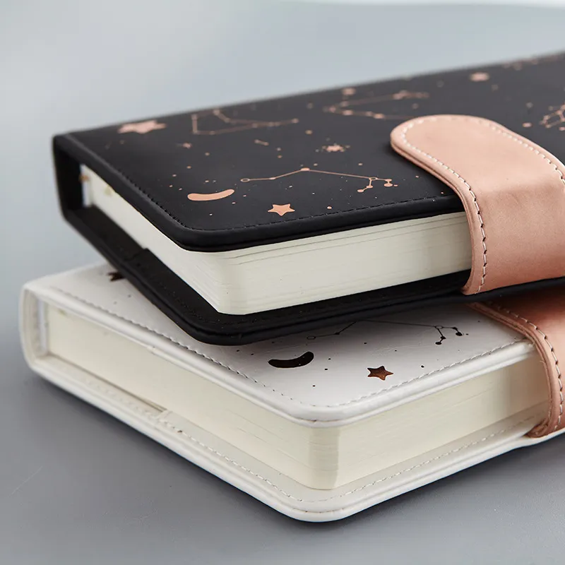 Agenda de Constelaciones 2025 Cuaderno A6 de Cuero Sintético Diseño de Estampado en Oro Cierre Magnético Oficina