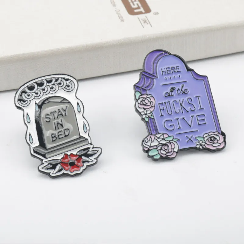 Spilla da Balia Halloween Cartone Animato Lapide Teschio Smalto Pin Slogan Divertente Distintivo in Lega per Zaino Vestiti Gioielli Accessorio Regalo Unisex