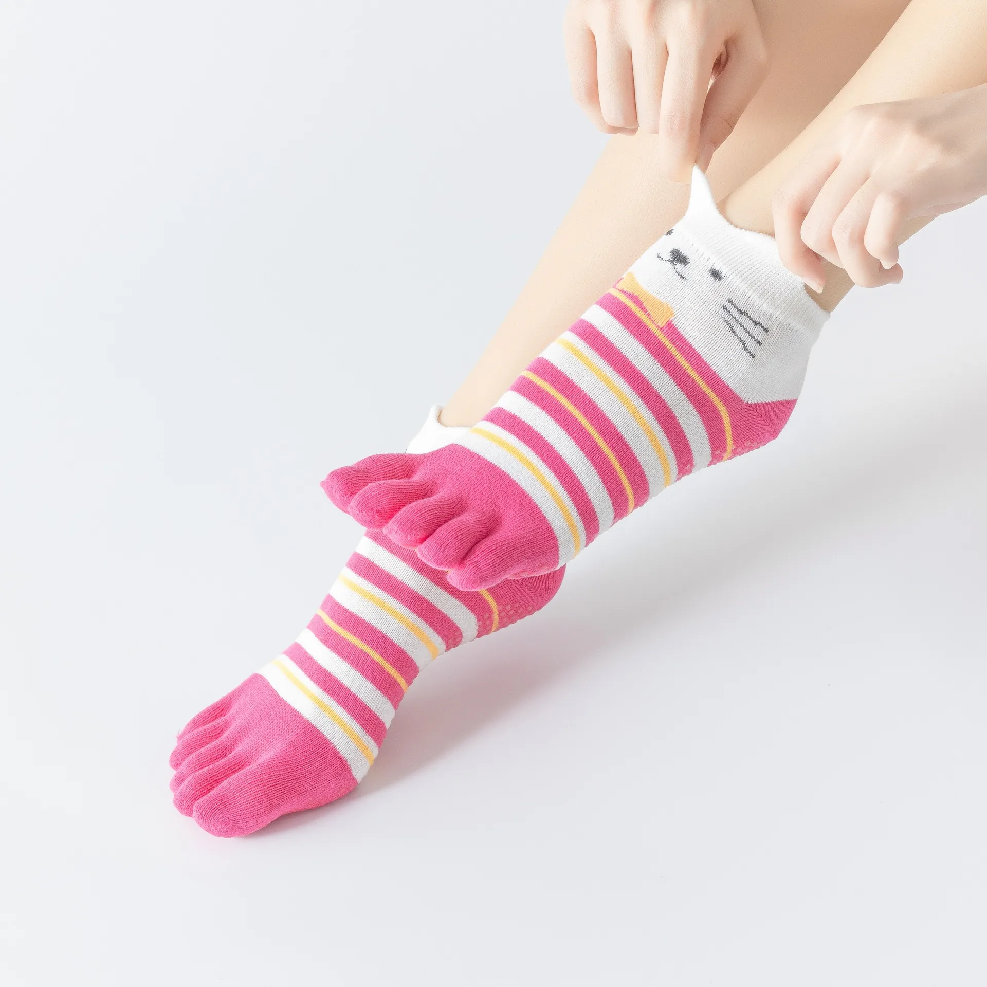 Women's Cute Cartoon Cat Print Five Finger Yoga Socks Breathable Cotton Non-Slip Pilates Dance Sports Toe Socks