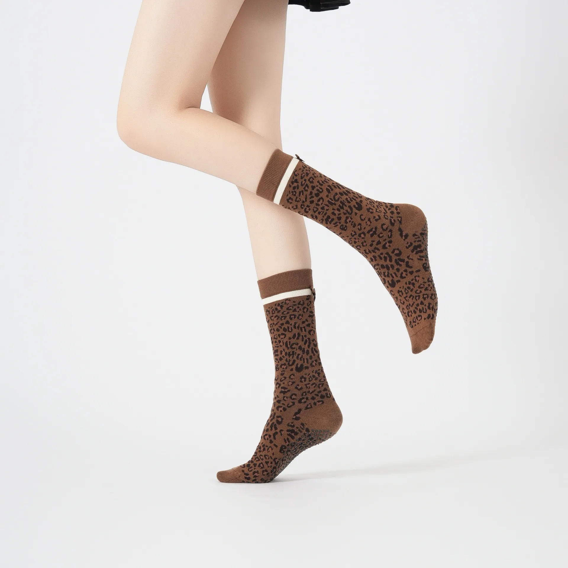 Damen Leopardenmuster Rutschfeste Yoga Langsocken Baumwolle Athletisch Fitness Pilates Socken Feuchtigkeitstransportierende Sportsocken