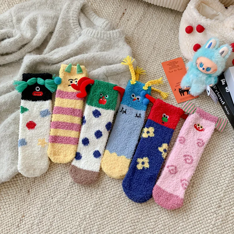 Chaussettes de Sommeil d'Hiver pour Femmes en Polaire Corail Chaude Chaussettes de Sol Mi-Hauteur Clown Brodé Mignon Dessin Animé