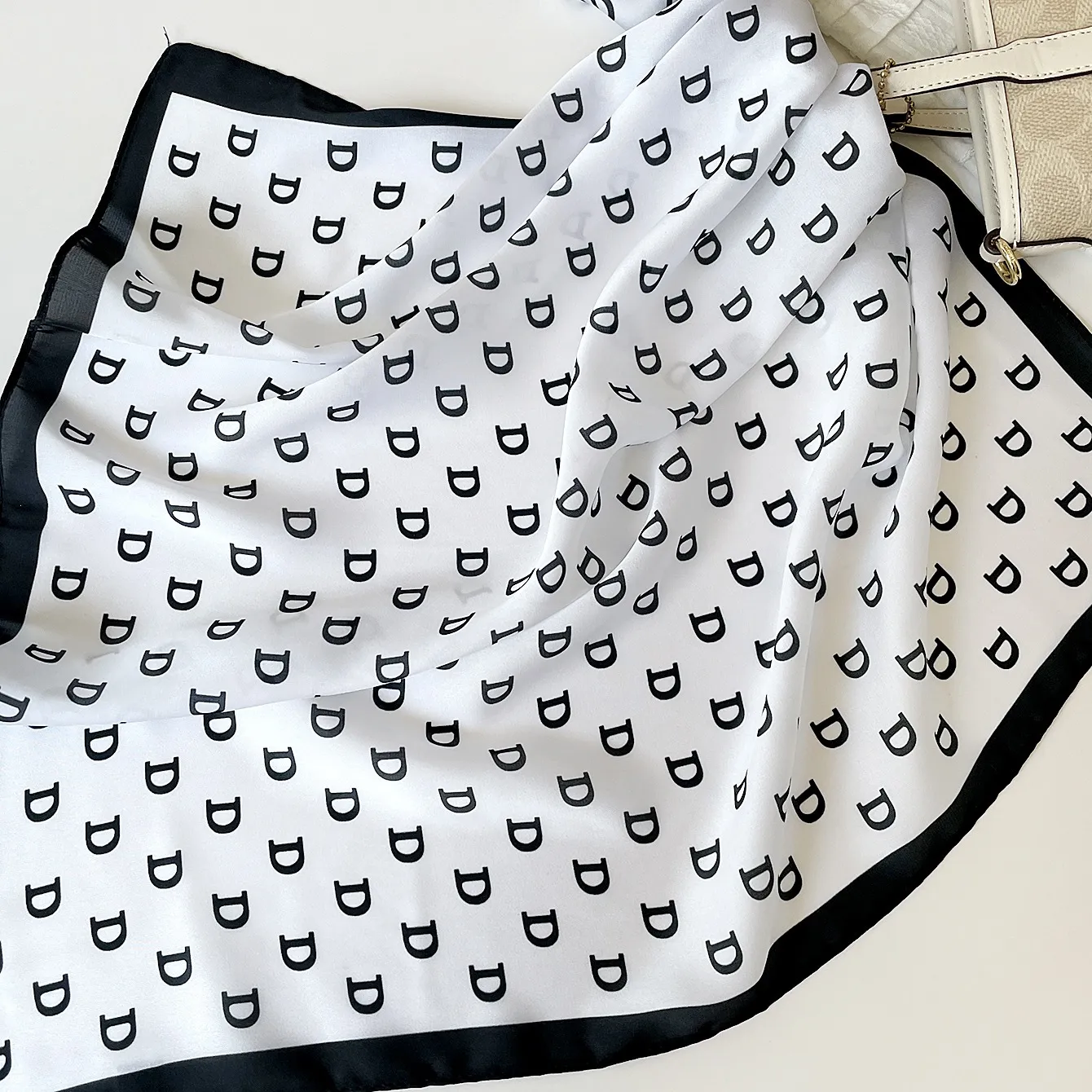 Minimalistisch Gestreepte Letter Satijn Chiffon Vierkante Sjaal Vrouwen Mode Zijdegevoel Halsdoek Haarband Dagelijkse Accessoires
