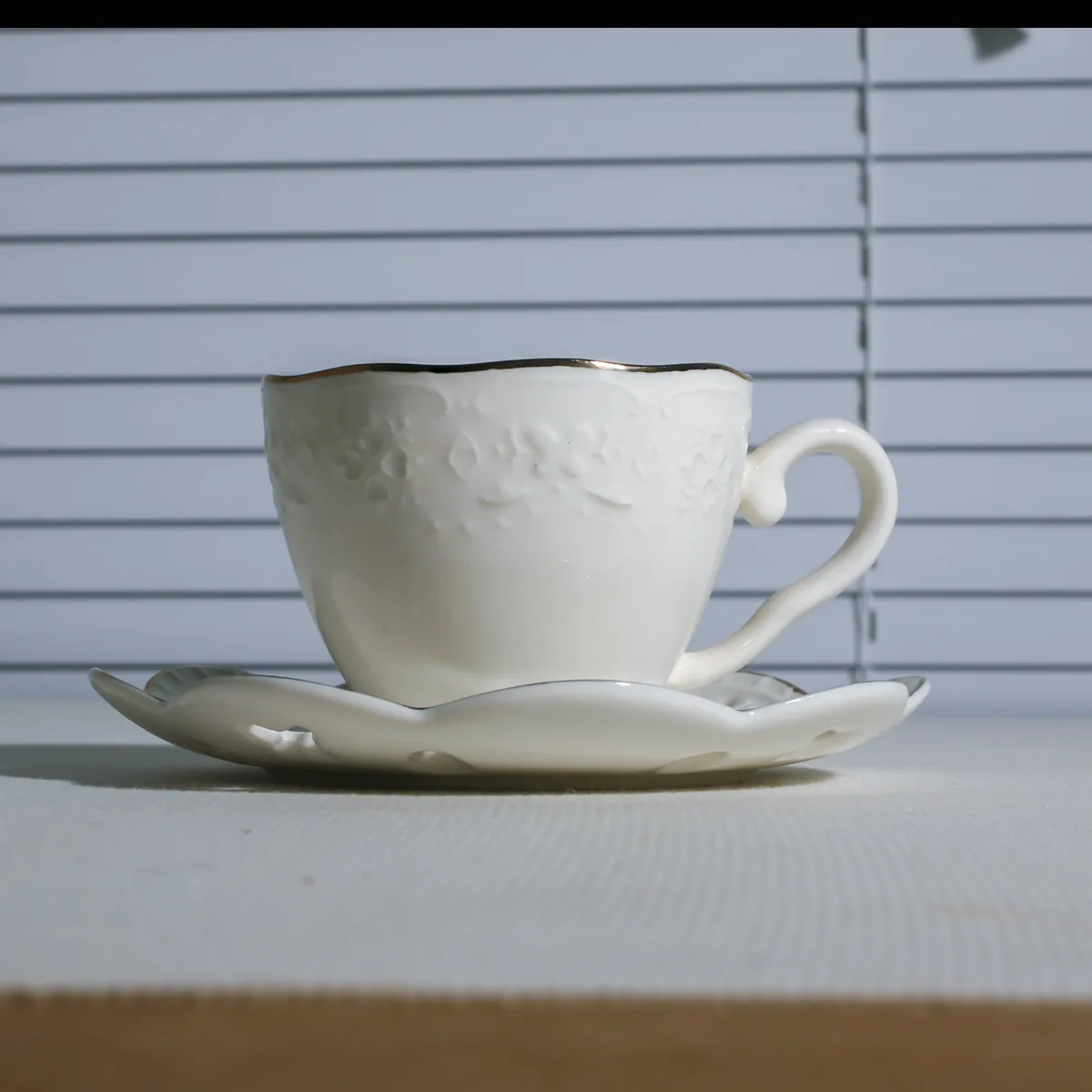 Conjunto de Taza y Plato de Café de Cerámica Blanca con Relieve de Mariposa Taza de Latte con Borde Dorado Vajilla de Té