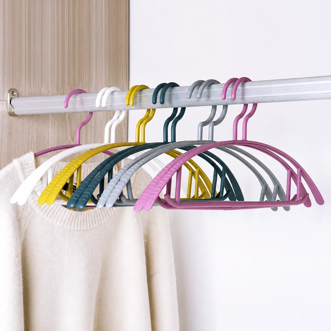 Plastic Clothes Hangers Seamless Wide Shoulder Non Slip Drying Hangers For Closet Organization And Home Storage