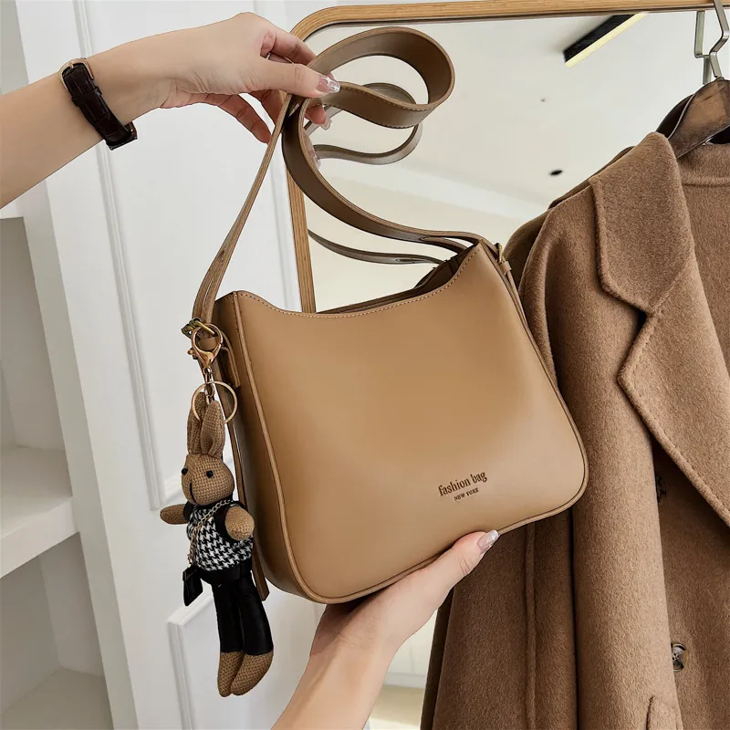 Retro PU Leren Emmertas Voor Dames Casual Crossbody Schoudertas Met Brede Band En Konijn Hanger Chique Handtas