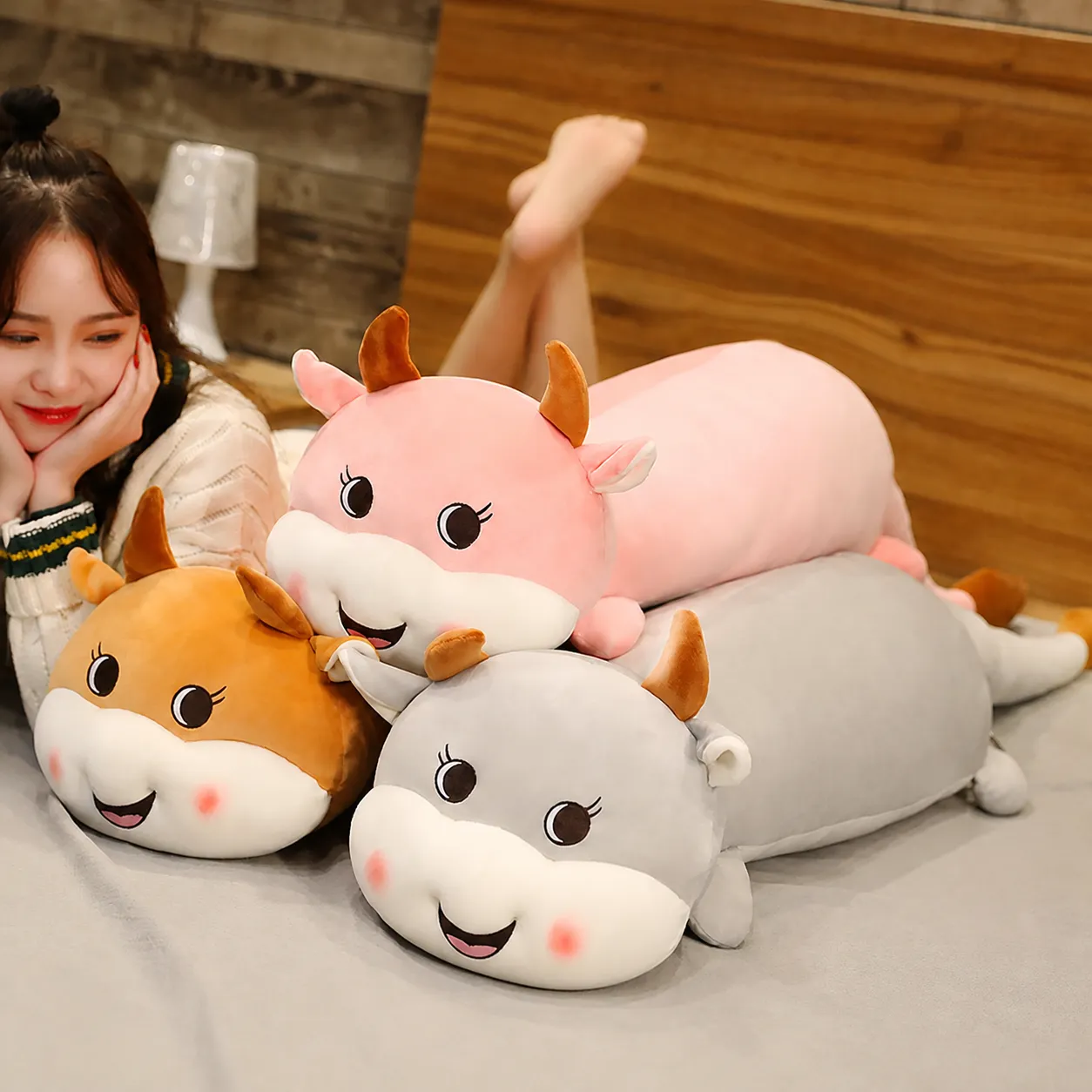 Simpatico peluche a forma di mucca lunga Morbido cuscino per il corpo di animale imbottito Compagno di letto Carina bambola lunga Regalo di compleanno per bambini