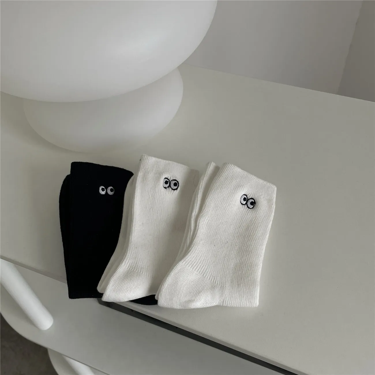 Chaussettes Mi-Hauteur Broderie Petits Yeux Mignons pour Femmes Décontracté Couleur Unie Mélange de Coton Confortable Respirant
