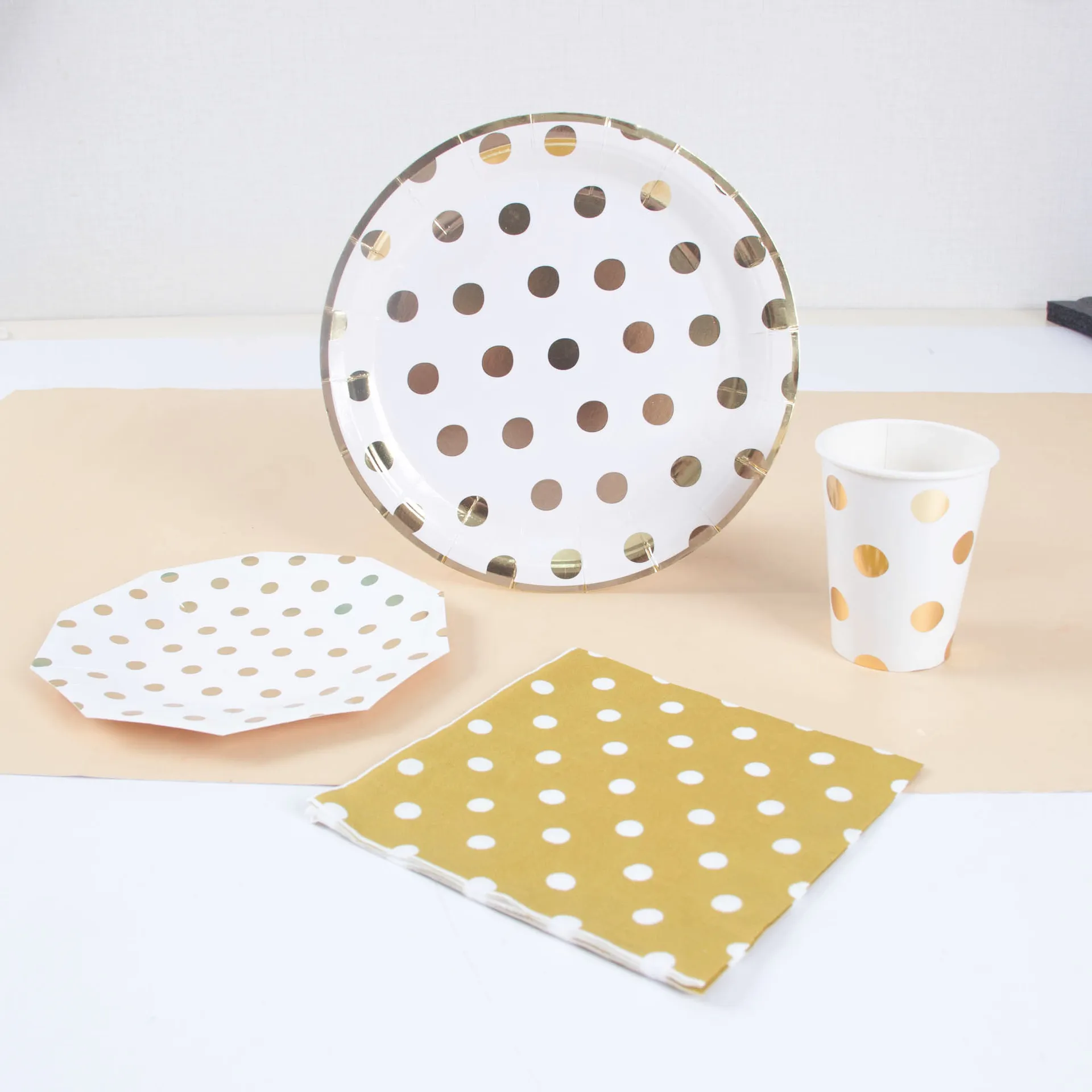 Χρυσό Polka Dot Μίας Χρήσης Χάρτινα Πιάτα Ποτήρια Χαρτοπετσέτες Σετ Γενέθλια Πάρτι Επιτραπέζια Σκευή Απογευματινό Τσάι Πικνίκ