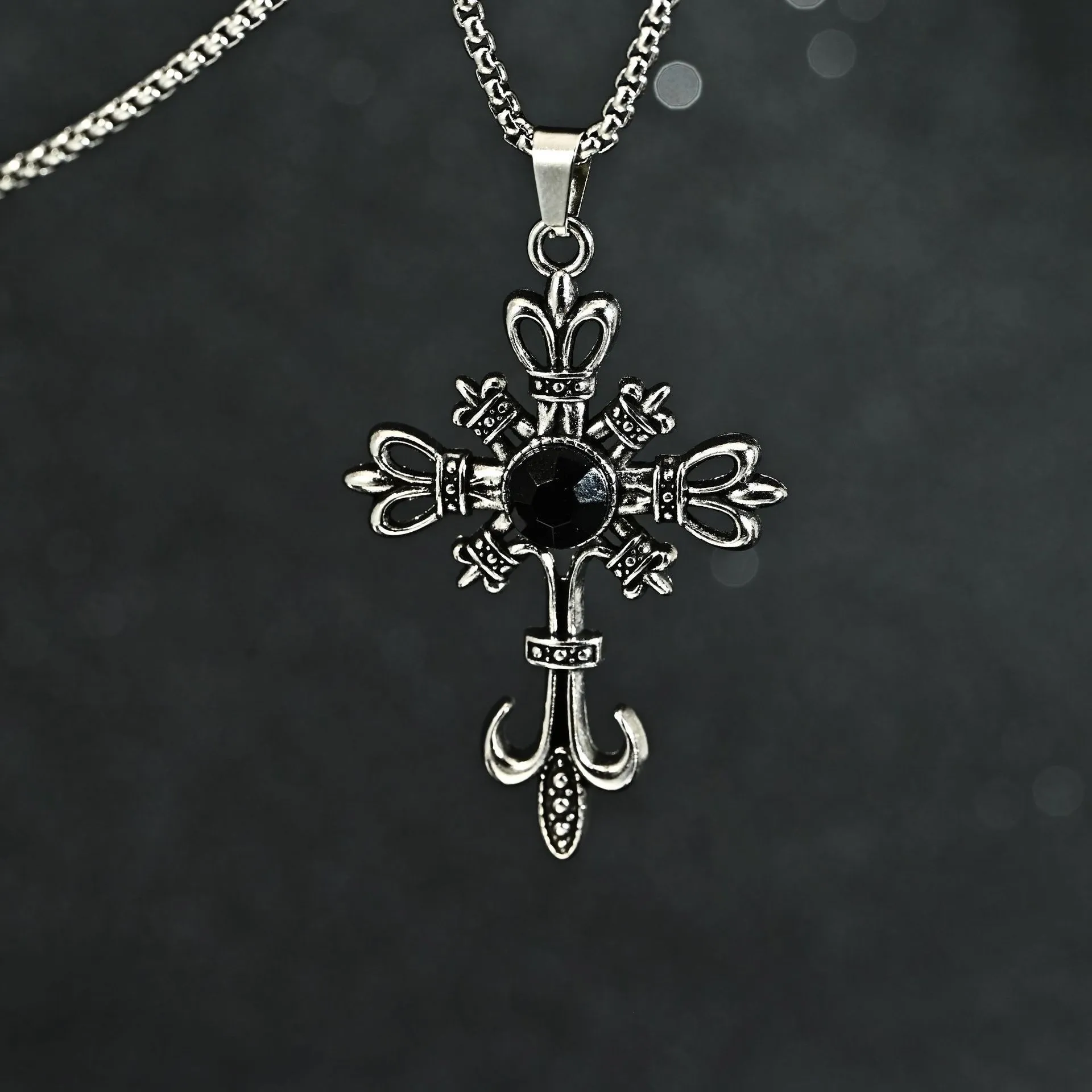 Gothic Punk Zinc Alloy Cross Pendant Necklace Retro Wreath Design Electroplated Rhinestone Jewelry Gift For Men Women Everyday
