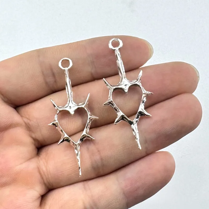 Dijes de Aleación de Corazón de Espinas Hueco Gothic Punk Accesorios de Joyería de Aleación de Zinc DIY Colgante de Pendiente de Corazón Plateado Dije de Metal Estilo Dark