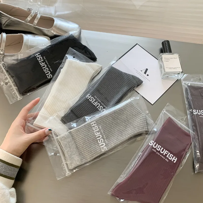 Chaussettes Ras du Cou en Coton Décontractées pour Femmes Style Japonais Couleur Unie Côtes Mi-Mollet Mode Automne Hiver Habillement