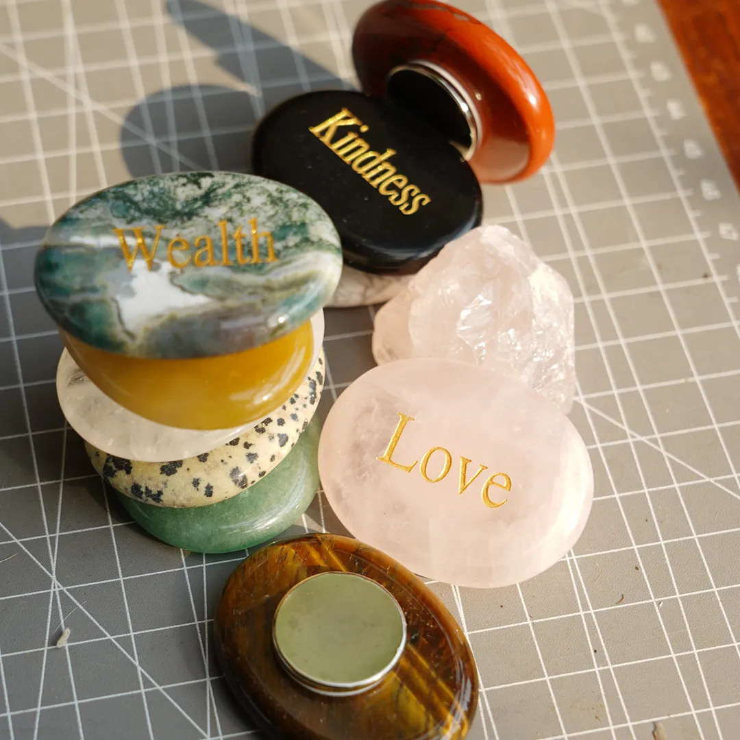 Piedra de Energía de Ágata de Cristal Natural Imán Grabado a Mano Palabras Inspiradoras Grabado Dorado Piedra de Meditación Imán de Nevera Decoración Hogar Oficina