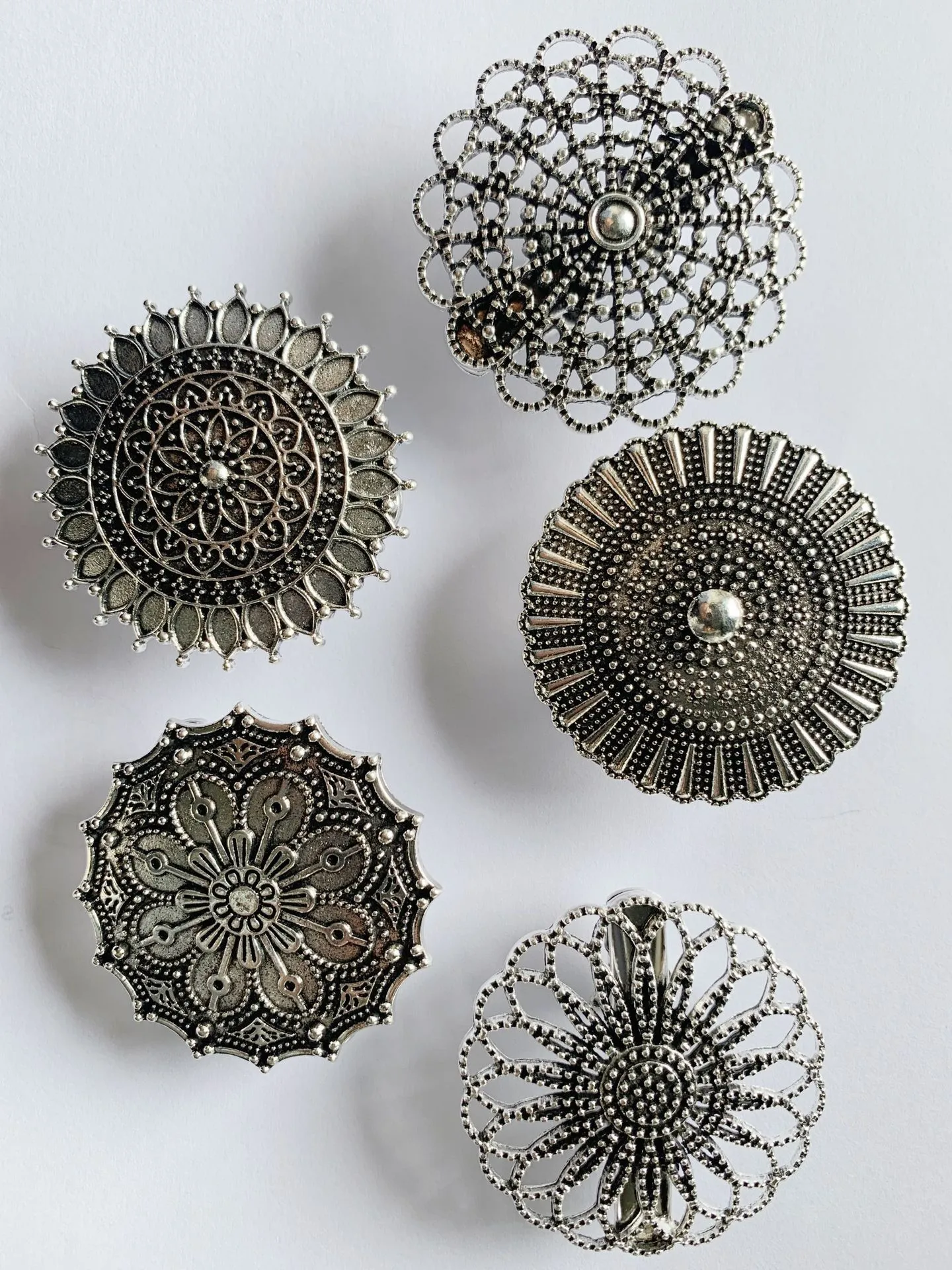 Vintage Hollow Shawl Clip Classical Ethnic Round Flower Scarf Buckle Alloy Collar Clip Fashion Women Clothing Accessory