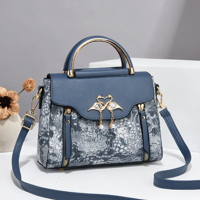 Dames Franse Lichte Luxe Schoudertas PU Leer Bedrukt Handtas Met Metalen Handvat Parelhanger Mode Crossbody Tas