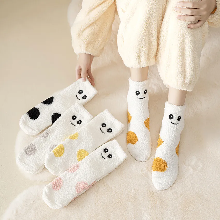 Verdickte Korallenfleece Schlafsocken Winter Warme Wadenhohe Socken Mit Besticktem Smiley Gesicht Heim Socken