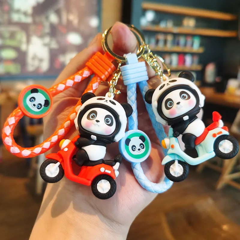Porte-clés Panda de Dessin Animé en Moto Avec Corde Tissée Porte-clés Figurine Animale en Silicone pour Sac à Dos Clés de Voiture Cadeau Unisexe