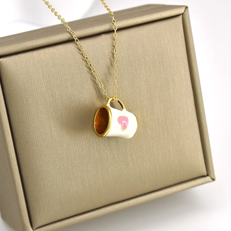 Collier Pendentif Tasse Mignonne en Émail Coloré Créatif Personnalité Collier en Cuivre Pendentif Tasse de Café Coeur Rose Bijoux pour Femmes Hommes Cadeau