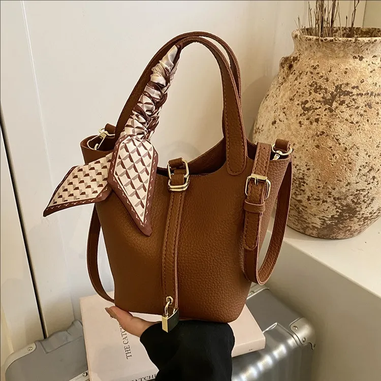 Damen PU Leder Beuteltasche Designer Stil Handtasche Umhängetasche mit Schlossverschluss und Seidenschal Tägliche Tasche