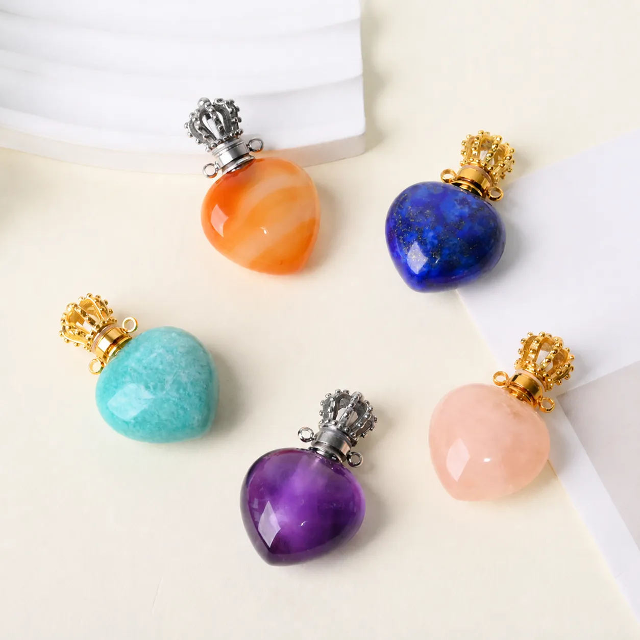 Pendentif Flacon de Parfum Cœur en Cristal Naturel Pierre de Guérison Fiole Diffuseur d'Huile Essentielle avec Bouchon Couronne Bijou