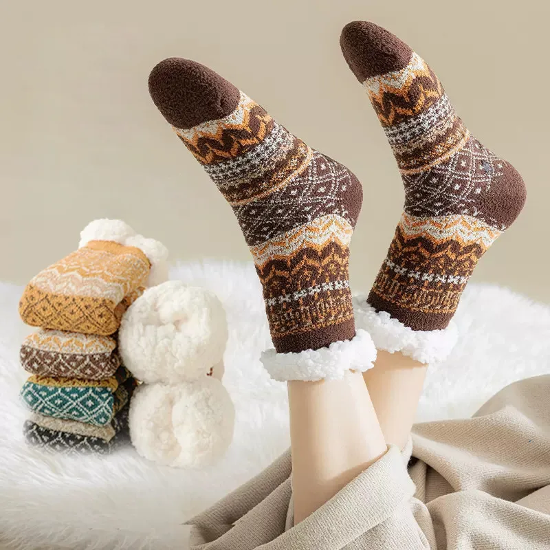 Chaussettes de Sol Doublées de Polaire d'Hiver pour Femmes Chaussettes de Pantoufle en Sherpa Confortables Tricot Géométrique Ethnique Intérieur Chaud Antidérapant